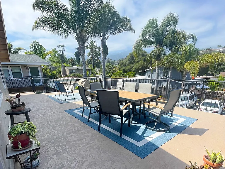 Large common Bar-B-Q sun deck