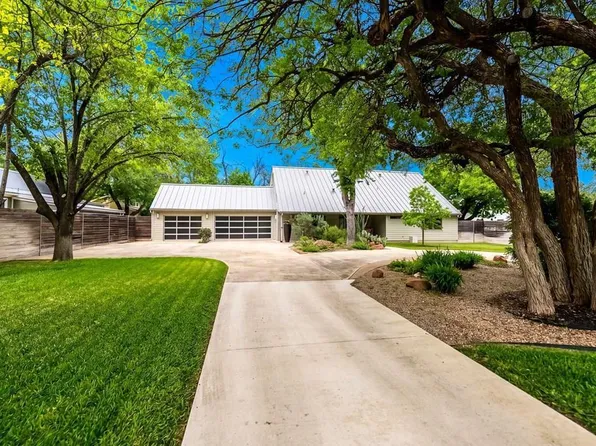 210 E Hackberry St, Fredericksburg, TX 78624