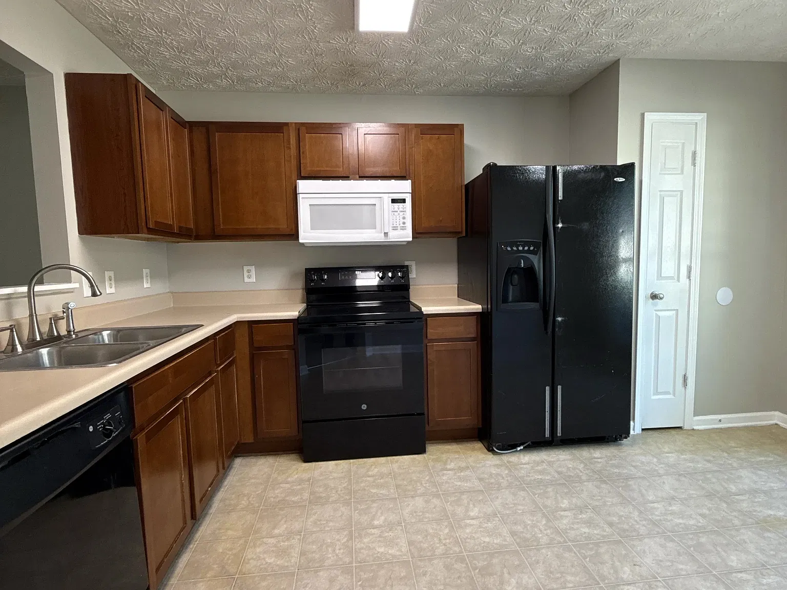 3 bed, 2.5 bath, 1592 sqft, $1,795 — Photo 4