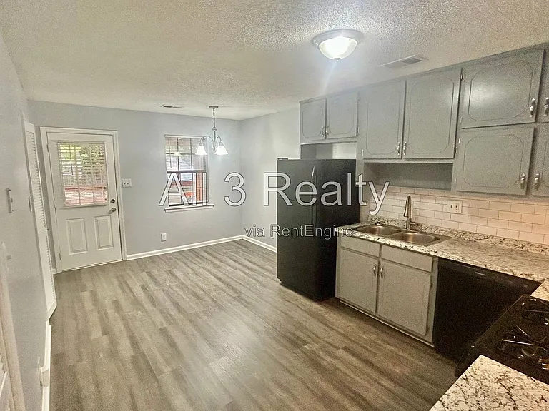 8460 Pineland Dr — Photo 17