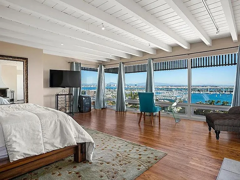945 Harbor View Dr — Photo 2