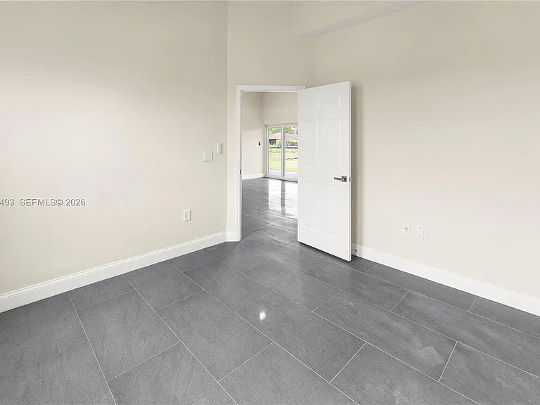 1043 Albert Ave — Photo 13