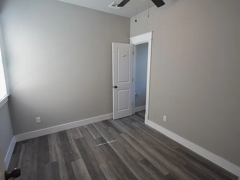 734 S Locust Ave — Photo 11