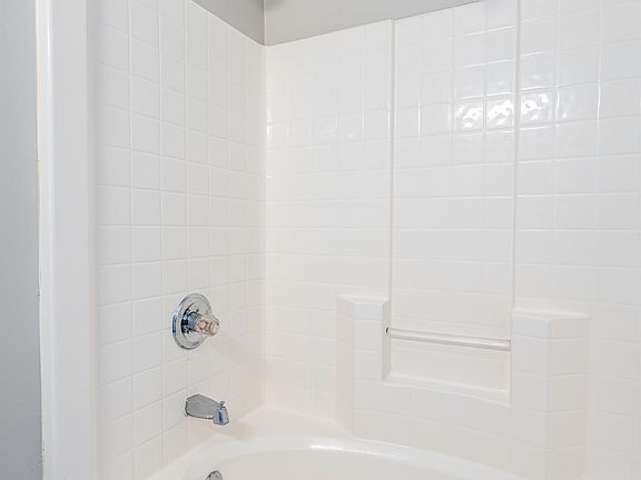 3rd image of 234 E 9th St #11172178