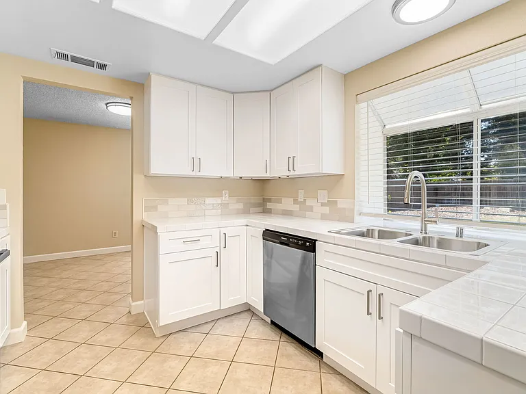 6733 N Warren Ave — Photo 14