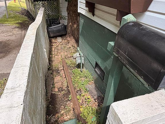 5th image of 65 Maple St