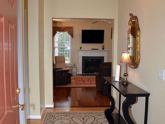 5th image of 402 Paulette Cir