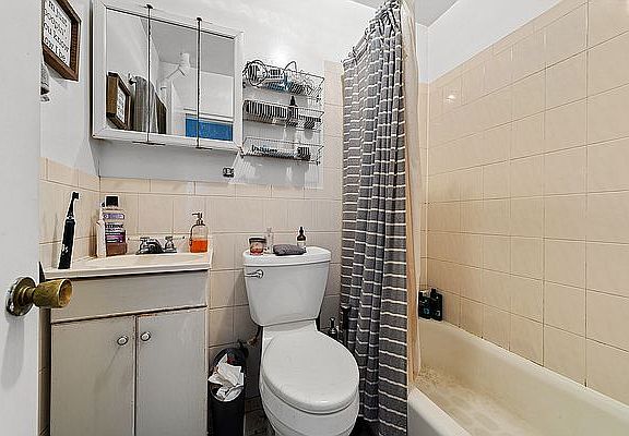 3rd image of 203 E 82nd St APT 3