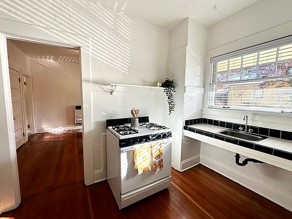 4th image of 2129 SE 10th Ave APT 1