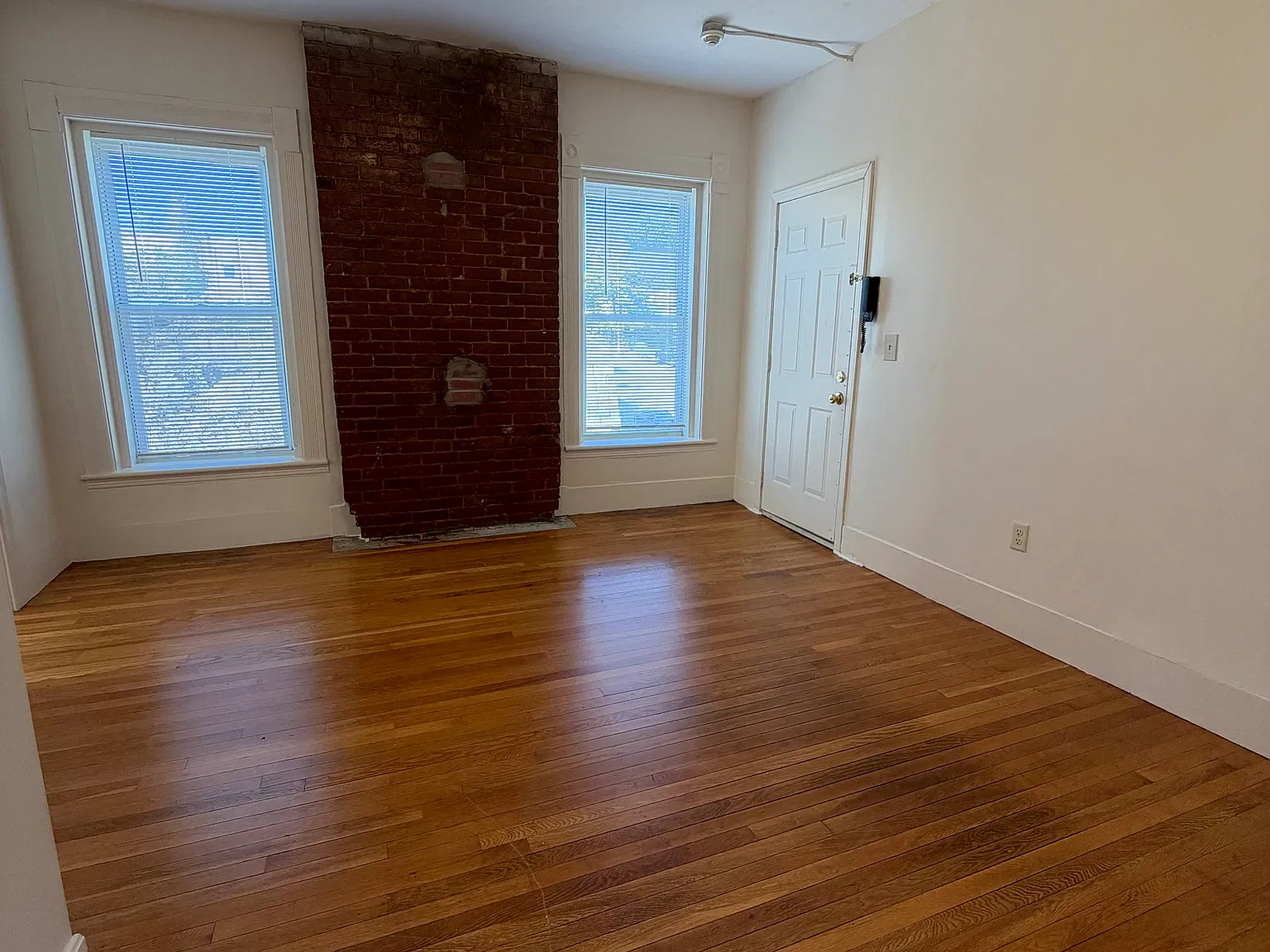 3 bed, 1070 sqft, $1,925 — Photo 2