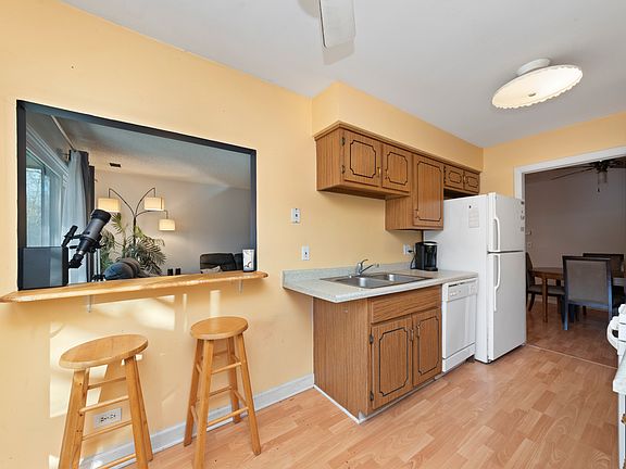 4th image of 2S424 Emerald Green Dr #B