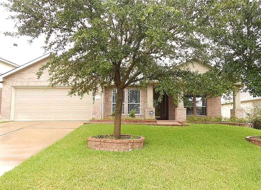 4 bed, 2.0 bath, 2642 sqft, $2,495 — Photo 1