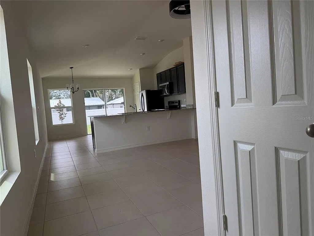 3 bed, 2.0 bath, 1346 sqft, $1,990 — Photo 2