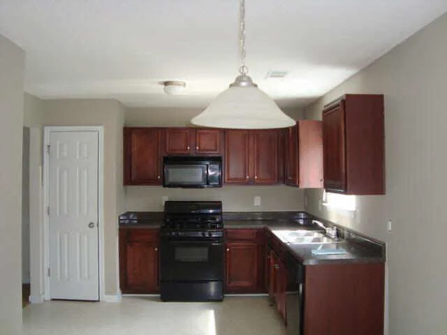 4 bed, 2177 sqft, $2,200 — Photo 2