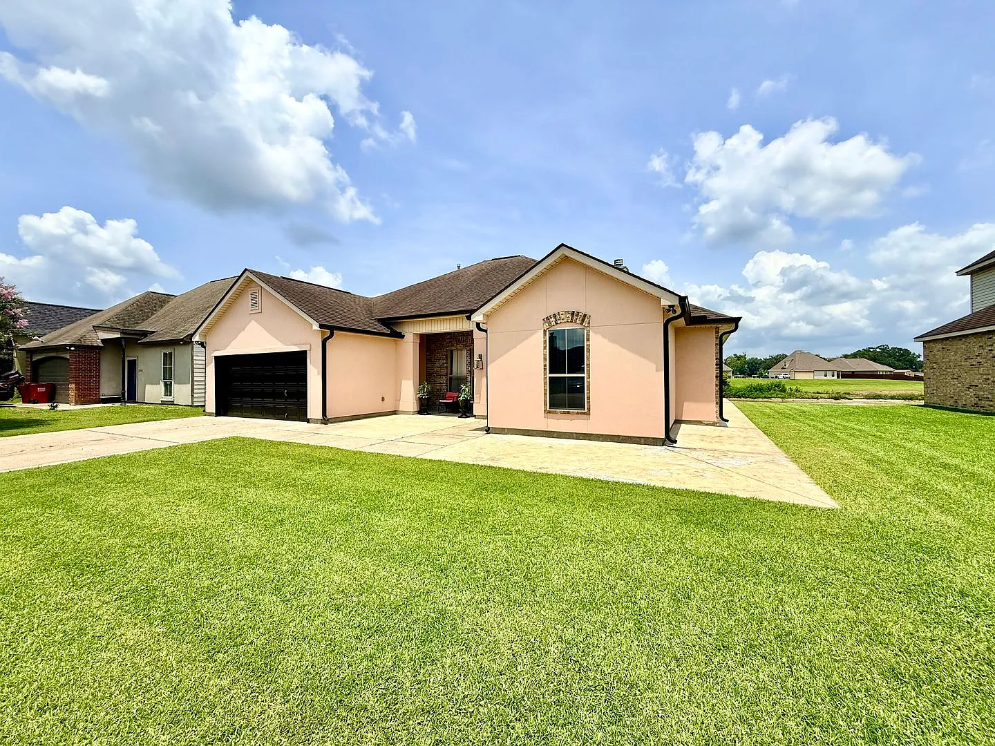 Beautiful 4BR Home with Scenic Lake View Backyard — Photo 2