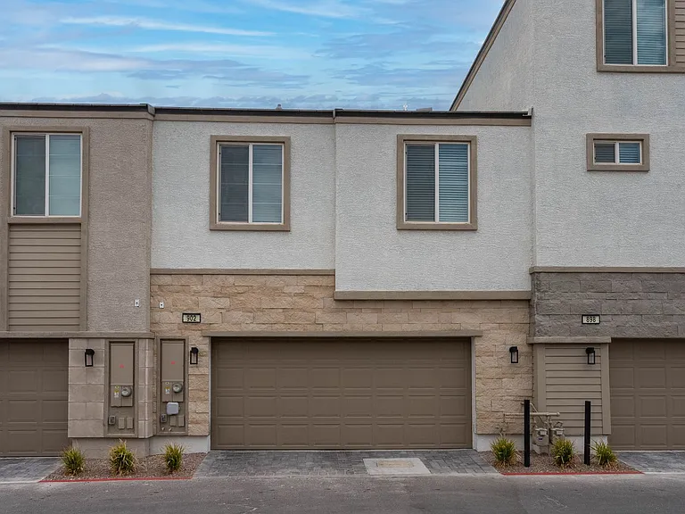 902 Bronzite St — Photo 39