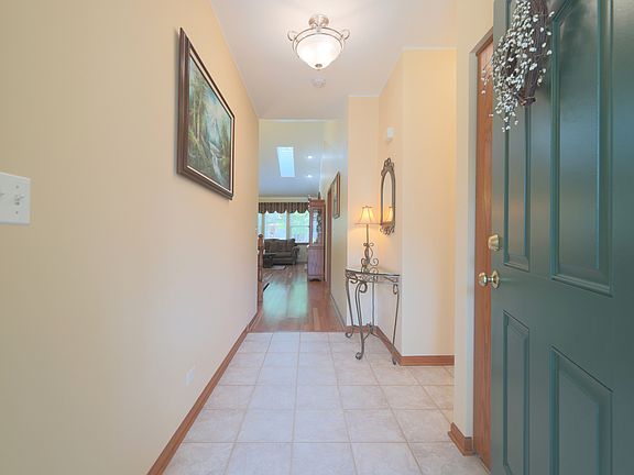 4th image of 810 Skyline Dr