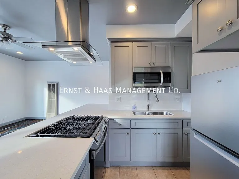 934 E Broadway — Photo 6