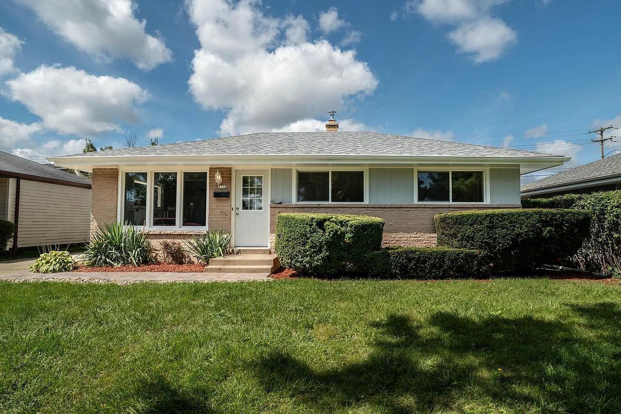 2714 Loraine AVENUE photo 1