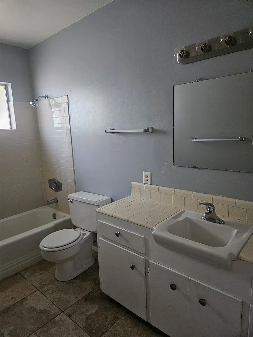 Building Photo - 302 W Medlock Dr #12