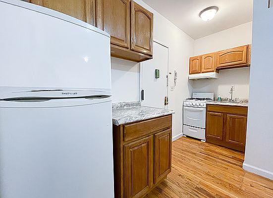 2nd image of 70-80 Kenmare St #12