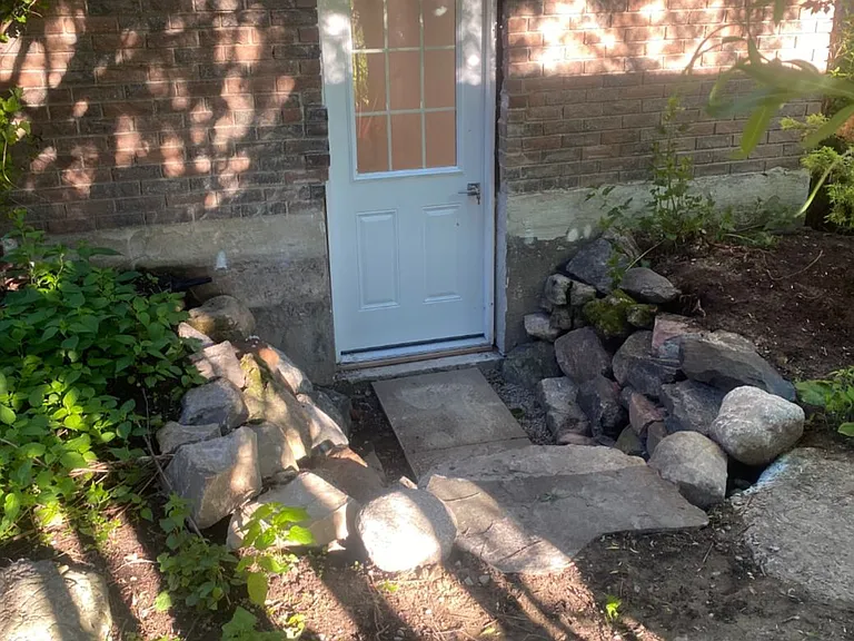 44 Smyth Cres SW — Photo 1
