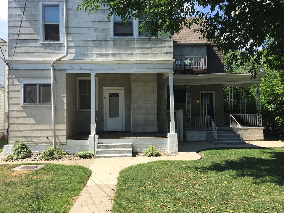 Apartment entrance in the back of the house with 2 porches
