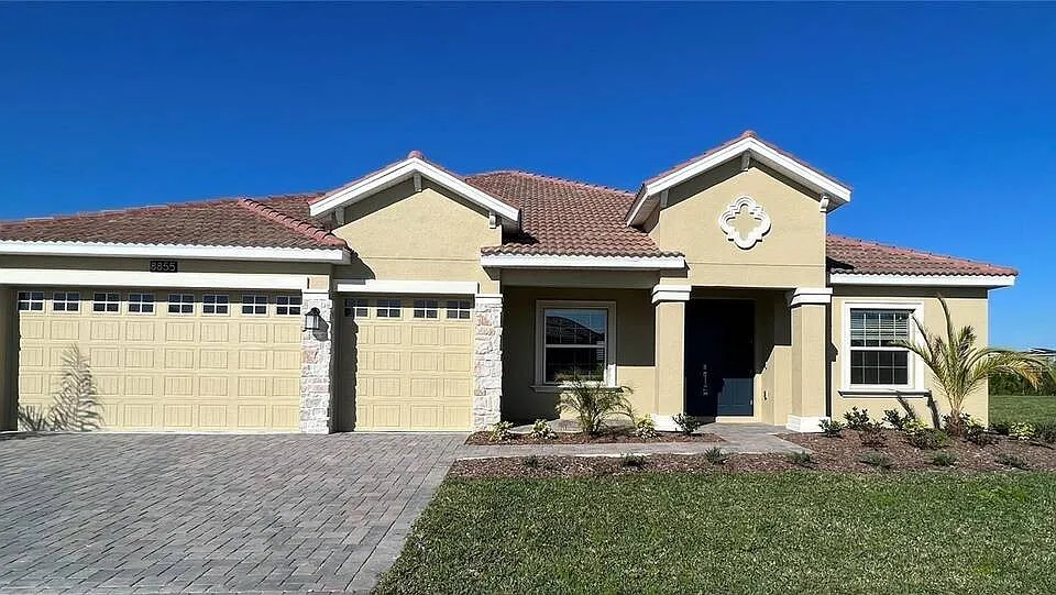 8855 Fallen Oak Dr