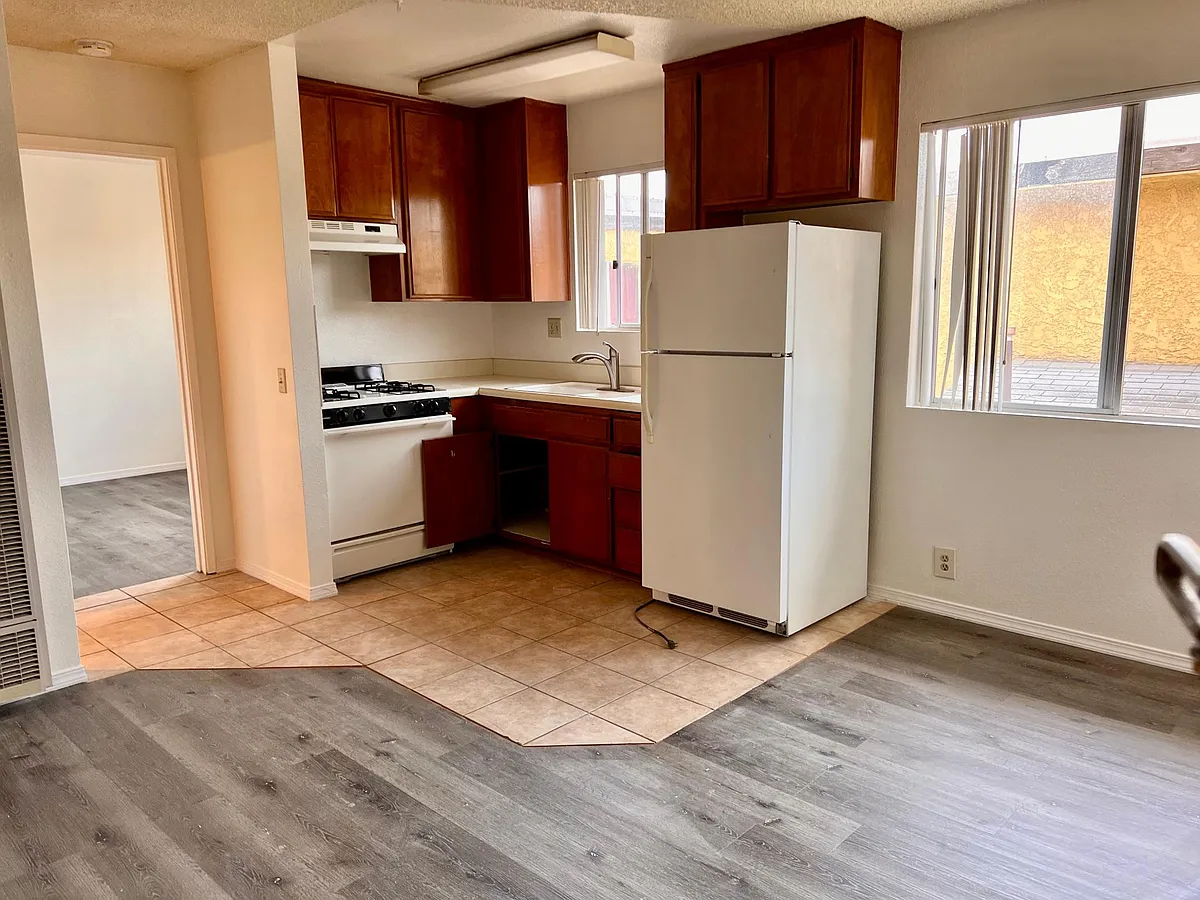 Building Photo - 3870 Van Dyke Ave #13