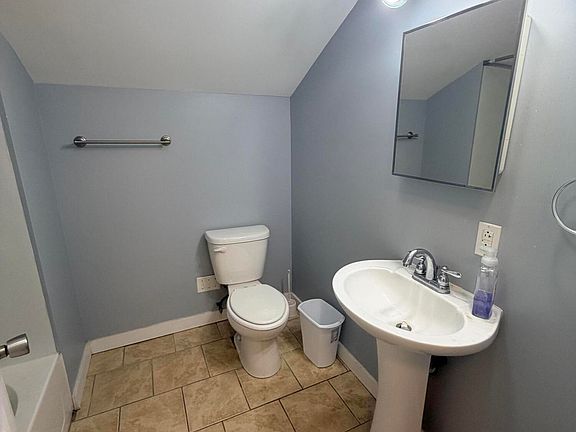5th image of 535 Maple St #2