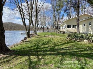 440 Oakdale Dr, Chelsea, MI 48118