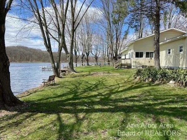 440 Oakdale Dr, Chelsea, MI 48118