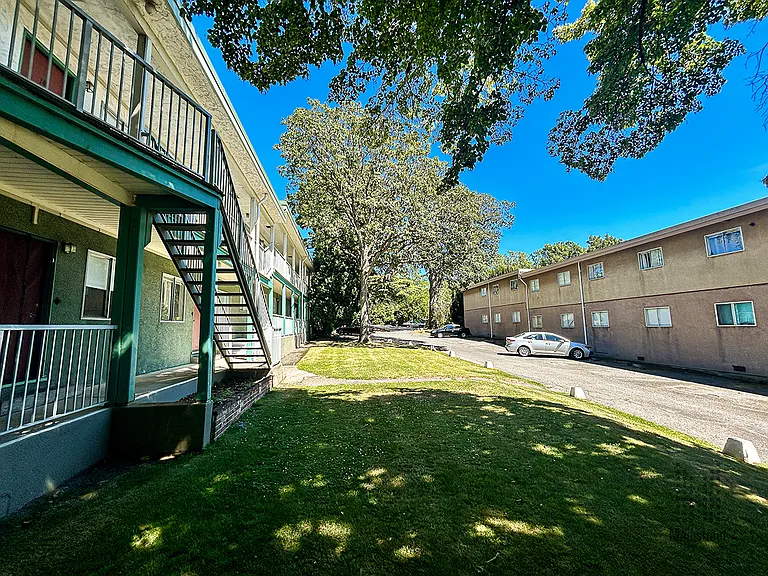 3498 Lovat Ave — Photo 11