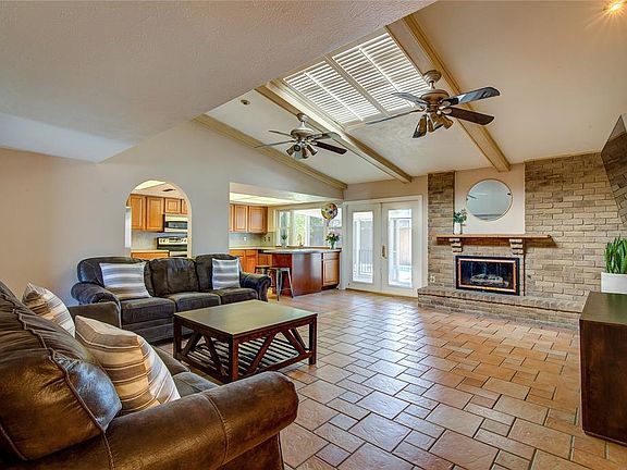 5th image of 904 Stonetrail Dr