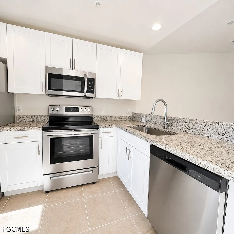 2 bed, 2.0 bath, 971 sqft, $1,345 — Photo 2