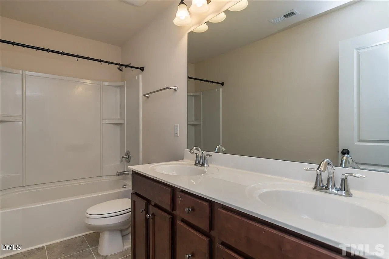 3 bed, 2.5 bath, 2200 sqft, $2,450 — Photo 1