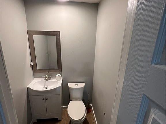 5th image of 828 Highland Ave
