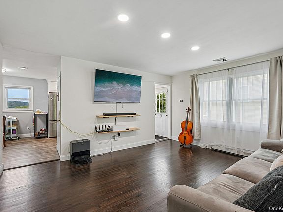 3rd image of 849 Warren Avenue