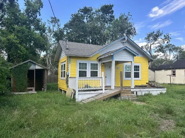 634 E Bernard St, West Columbia, TX 77486