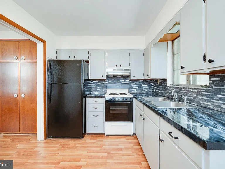 126 E Washington St — Photo 13