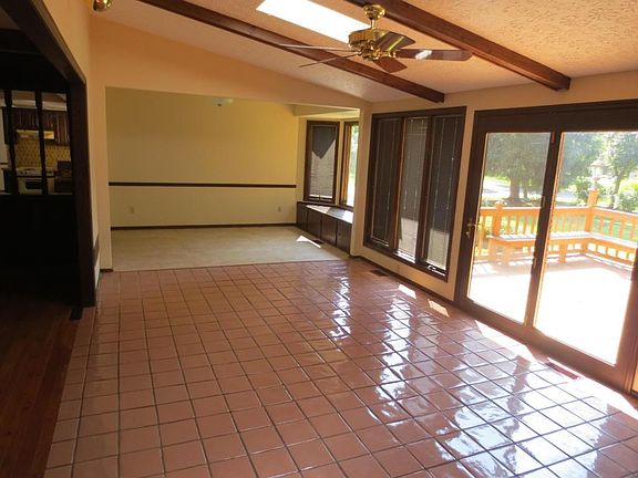 2nd image of 1909 Knollridge Ct