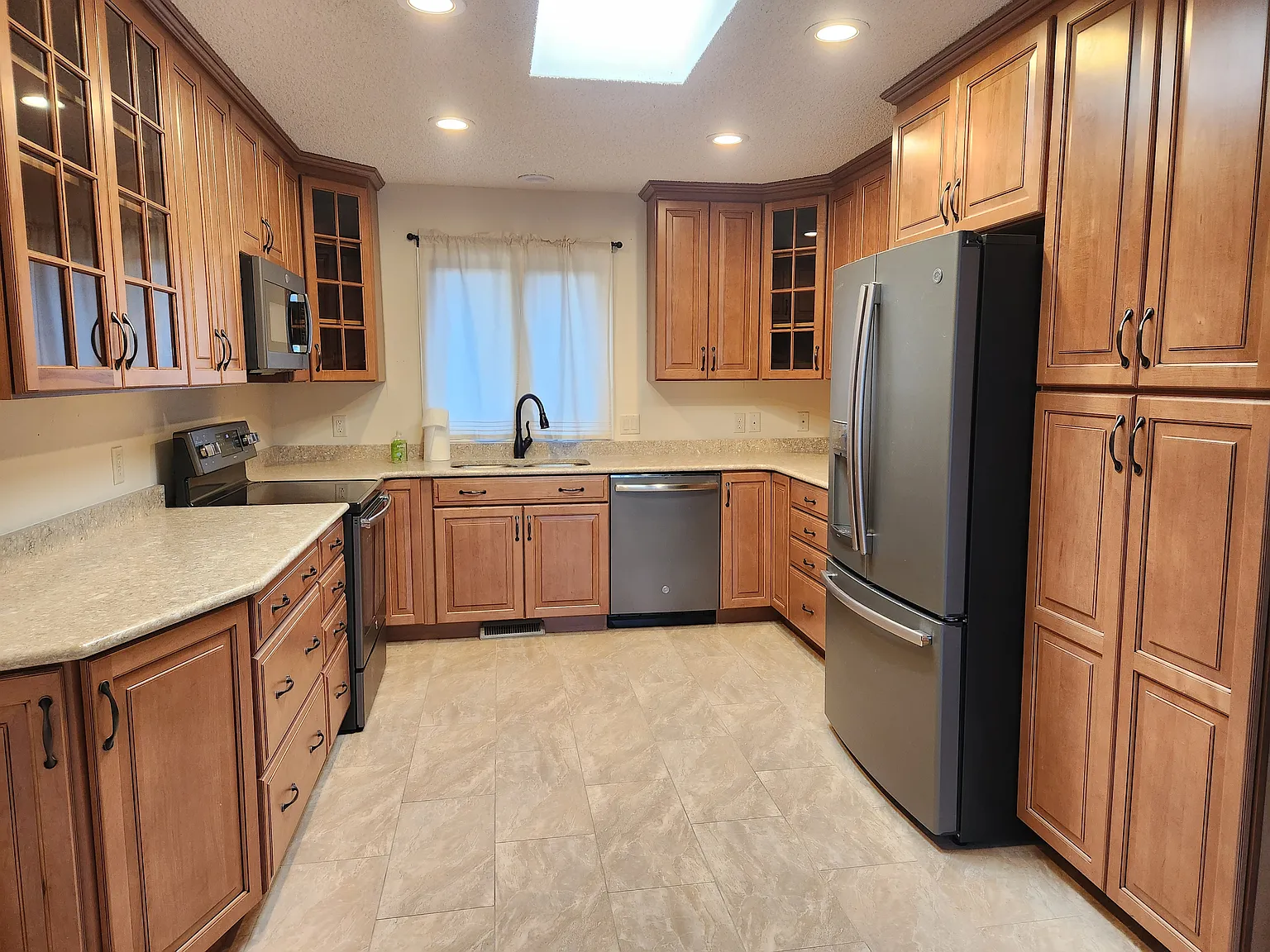 2 bed, 2.5 bath, 2380 sqft, $2,900 — Photo 2