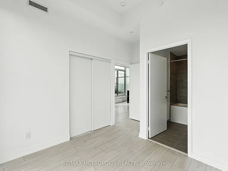 500 Dupont St #815 — Photo 7