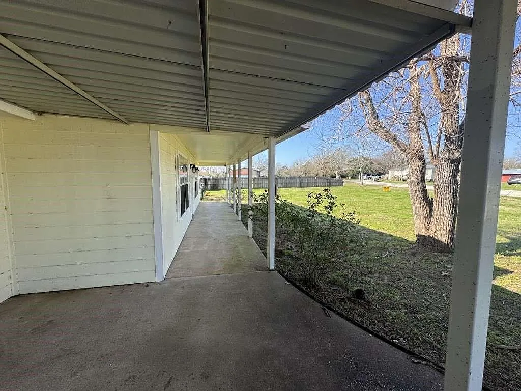 3 bed, 2.0 bath, 1240 sqft, $1,895 — Photo 3