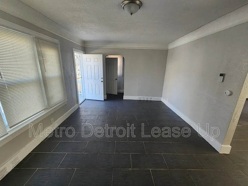 3 bed, 1.0 bath, $1,300 — Photo 2
