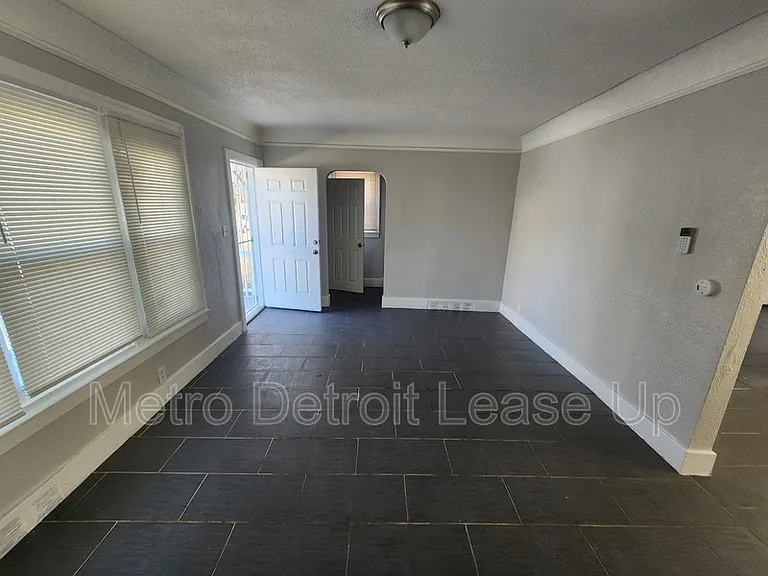 3651 Buckingham Ave — Photo 2