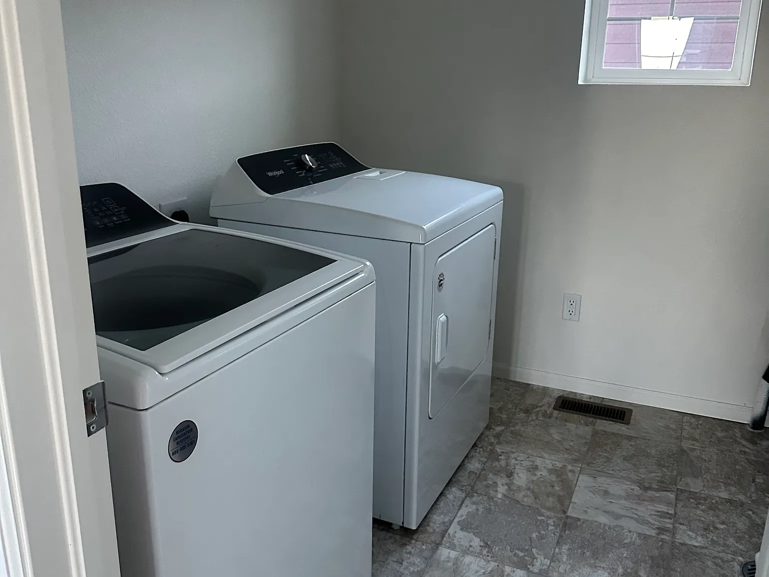 4 bed, 1958 sqft, $2,950 — Photo 4