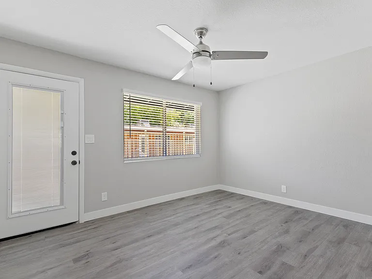 37 W Medlock Dr — Photo 3