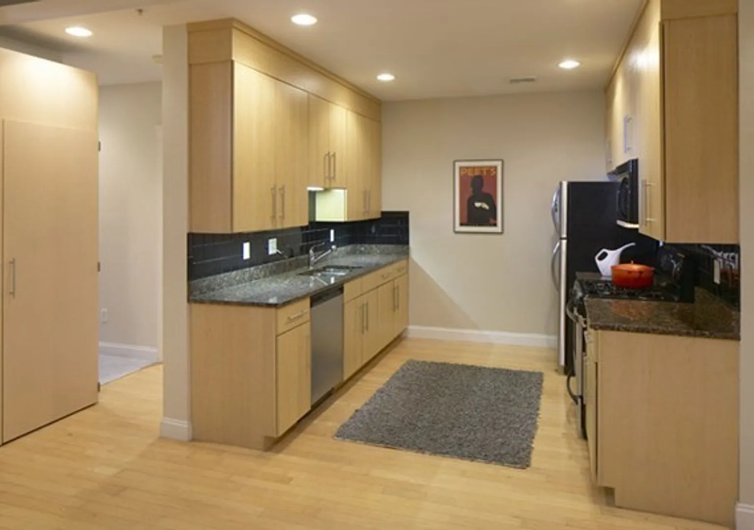 Somerville 2 BD 2 BATh Gem Available 9/1 — Photo 2