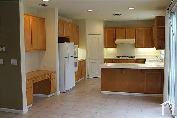 6 bed, 3392 sqft, $4,500 — Photo 4
